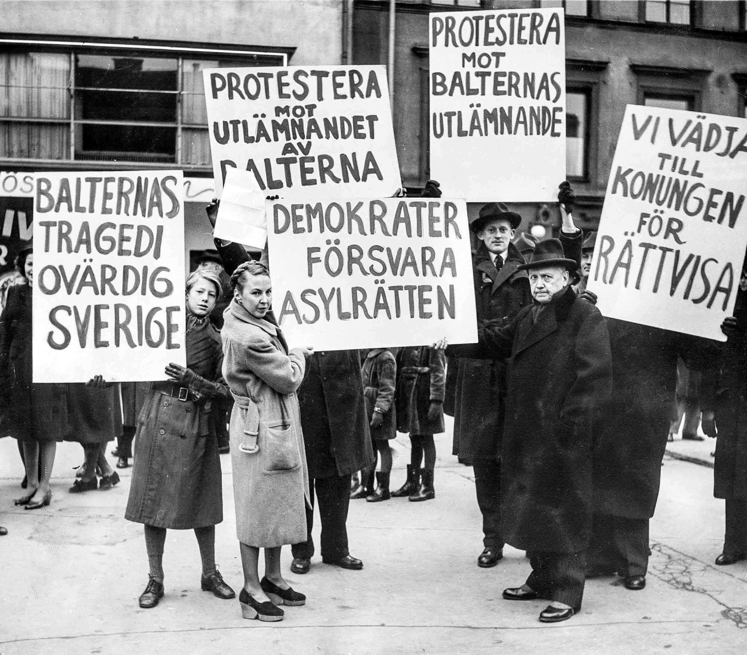 Demonstration 1945 mot den förestående baltutlämningen. Demonstration 1945 mot den förestående baltutlämningen.
